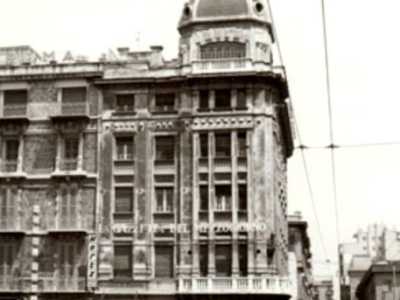 Sviluppato su quattro piani, l�edificio, accanto ai motivi consueti del suo creatore (il bugnato basimentale e gli accurati rilievi plastici), presentava un corpo angolare...(foto di Antonello Lattarulo)